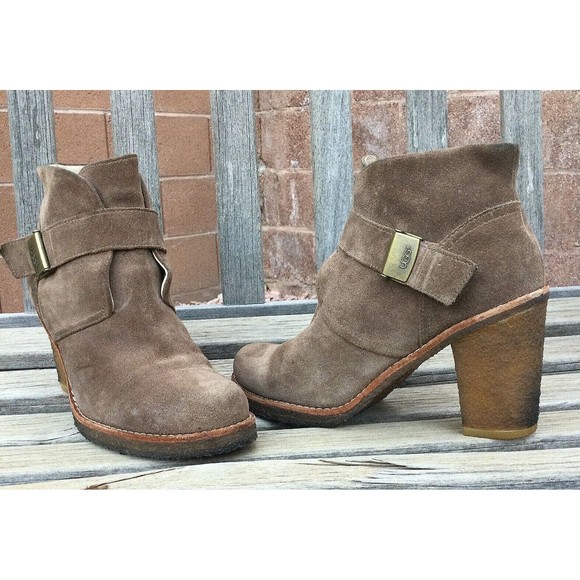 UGG Brienne Ankle Boot Size 10 Tan Suede Heeled Gum Sole Bootie Sherpa Fur Lined - Picture 1 of 7